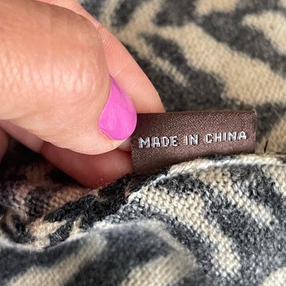 J.Mclaughlin 100% Cashmere Animal Print Sweater Sz M Long Sleeve Classic Preppy - Picture 9 of 10